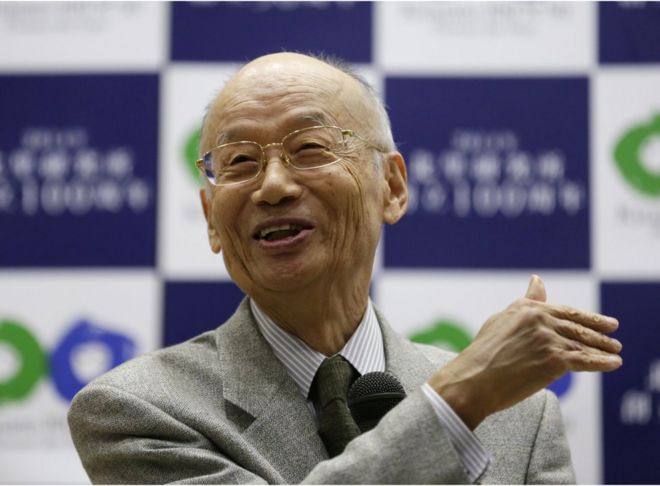 Японский ученый Сатоши Омура общается со СМИ, отмечая объявление о том, что он получил Нобелевскую премию 2015 года в области медицины, в университете Китасато, Токио, Япония, 5 октября 2015 года.