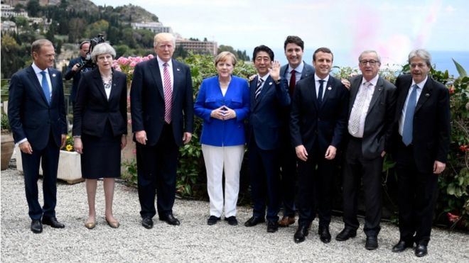Лидеры выстраиваются для фото на саммите G7