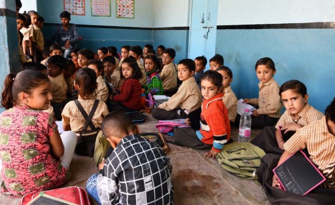 Небольшая школа в деревне пастухов и фермеров недалеко от Биканера в Раджастане 24 ноября 2018 года.