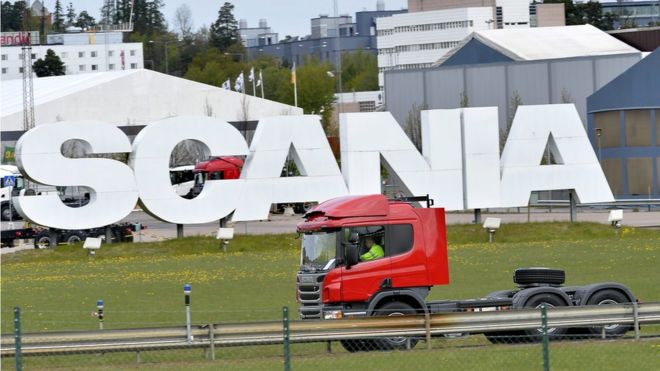 Грузовик Scania снаружи гигантского логотипа