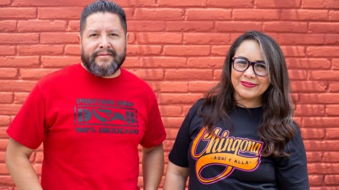Gustavo Lavariega y Ana Laura López, con camisetas de Deportados Brand.