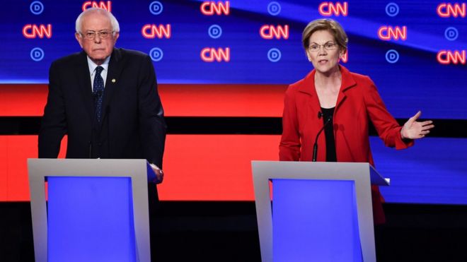 Берни Сандерс и Элизабет Уоррен на фото во время дебатов