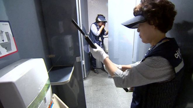 Инспектор Парк Гванг-Ми проверяет общественный туалет на наличие камер