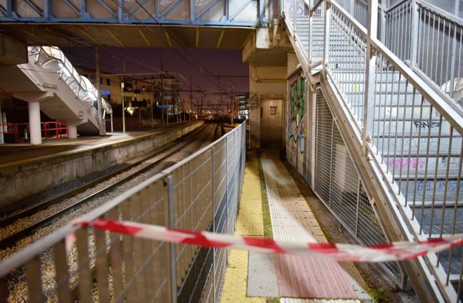 Сцена предполагаемого изнасилования 24-летней женщины из Неаполя на станции Circumvesuviana в Сан-Джорджо-а-Кремано