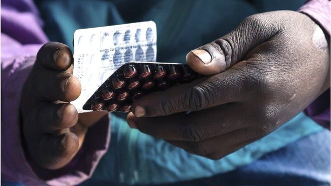Aussi bien le paracétamol que l'ibuprofène peut aider à baisser la fièvre et à lutter contre des symptômes comme le rhume.