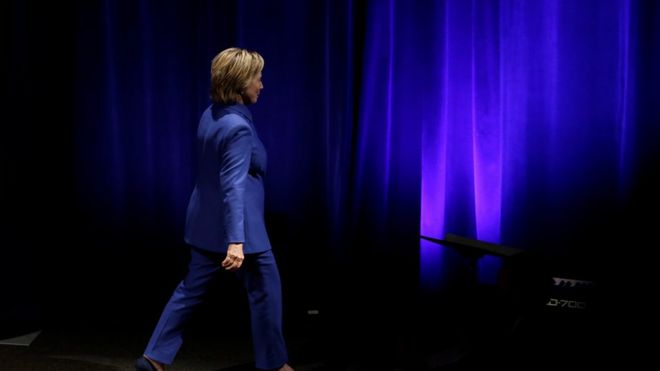Хиллари Клинтон уходит со сцены после выступления в Детском фонде обороны в Вашингтоне, США, 16 ноября 2016 года