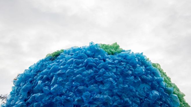 Bola dunia yang dibuat dari plastik di Chile