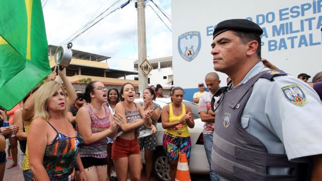 Moradores de Cachoeiro do Itapemirim protestam diante de batalhão contra greve de policiais em 7 de fevereiro de 2017