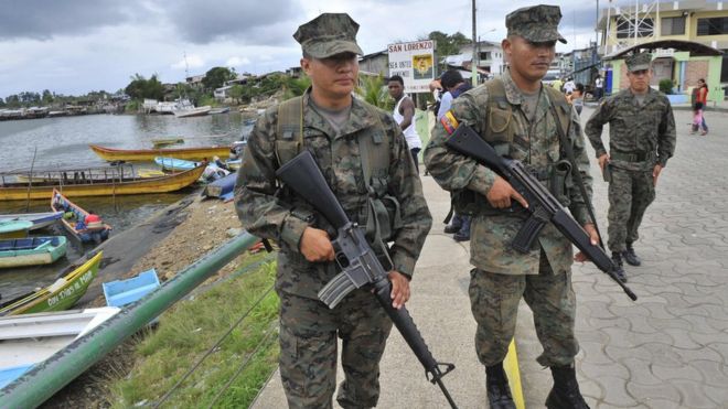 Soldados ecuatorianos patrullan en San Lorenzo
