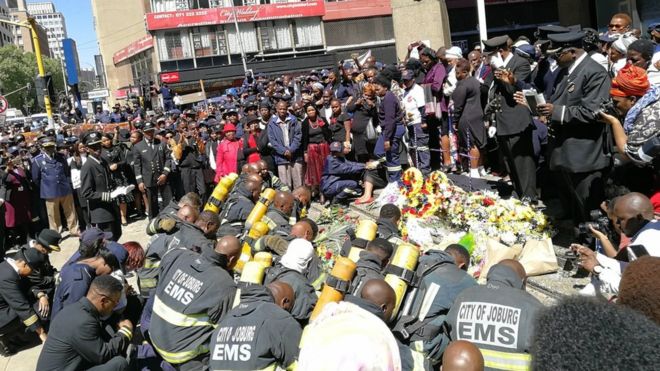 Церемония возложения венков для трех пожарных, погибших в начале сентября, - Йоханнесбург, Южная Африка
