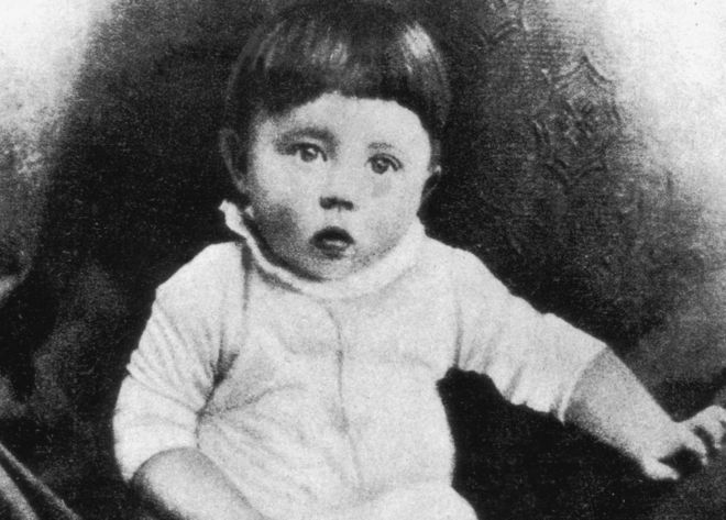 Адольф Гитлер в младенчестве примерно в 1890 году