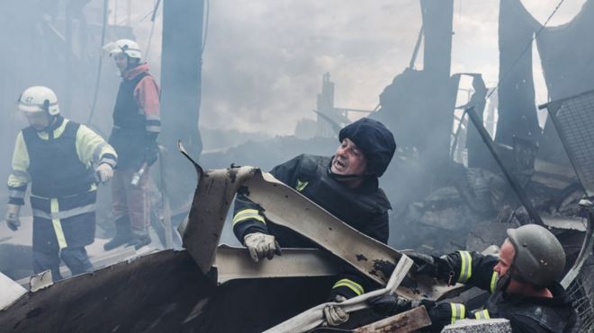 Bomberos ucranianos tratan de extinguir el fuego en una fábrica bombardeada por Rusia en la región de Donetsk.