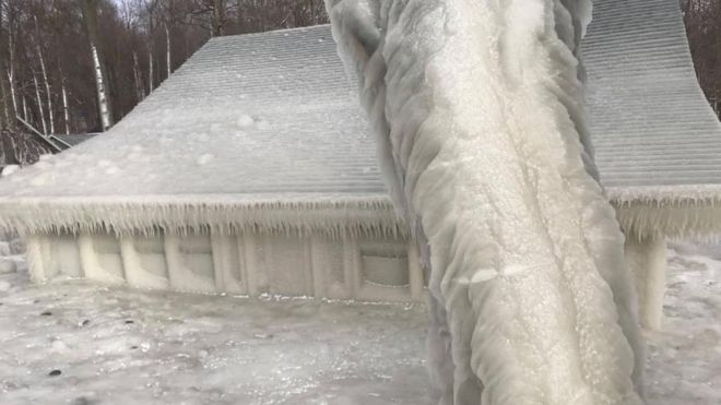 Семейный летний домик на берегу озера Онтарио, штат Нью-Йорк, США, был покрыт льдом