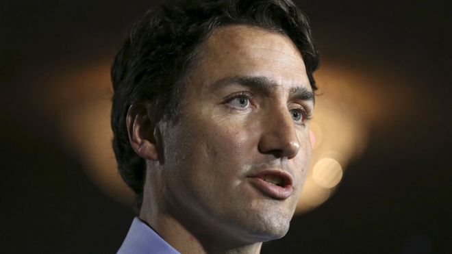 Лидер Либеральной партии Канады Джастин Трюдо выступает на пресс-конференции в Калгари, Альберта, 18 октября 2015 года.