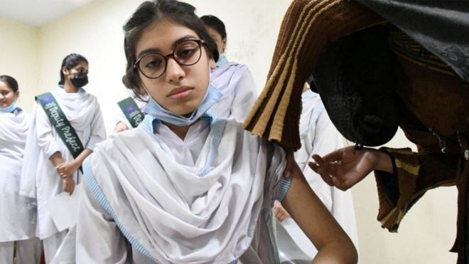পাকিস্তানে স্কুল ছাত্রীদের ভ্যাকসিন দেোয়া হচ্ছে। অল্প বয়সী অনেকের মধ্যে কোভিডের কোন উপসর্গ থাকেনা