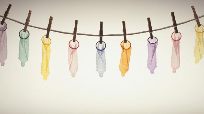 Camisinhas penduradas em varal
