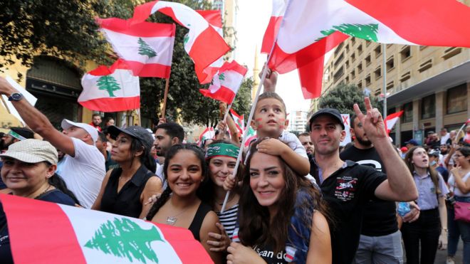 عائلة لبنانية تشارك في المظاهرات