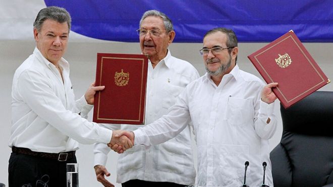 Хуан Мануэль Сантос, президент Колумбии (слева) и Тимолеон Хименес «Тимонченко» пожимают друг другу руки (R) во время церемонии подписания исторического соглашения о прекращении огня между правительством Колумбии и повстанцами ФАРК с целью положить конец 50-летнему конфликту 23 июня 2016 года в Гаване, Куба
