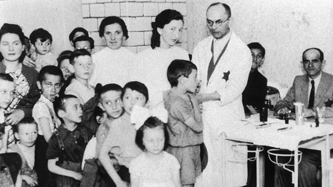 Un médico judío atendiendo a niños en el gueto de Varsovia