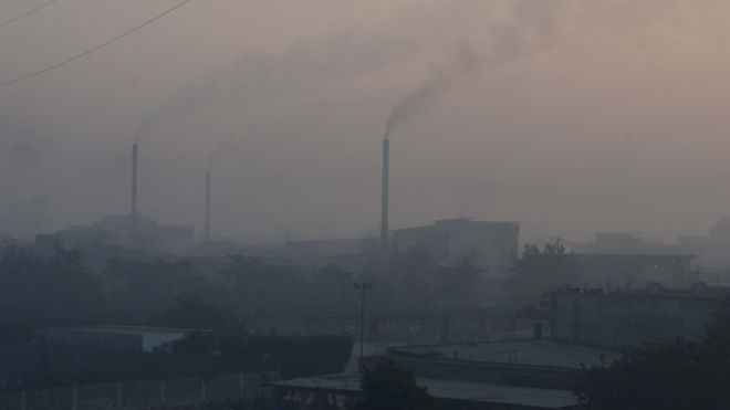 Воздух загрязнен городской пейзаж
