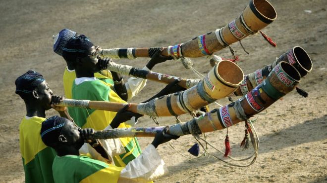 Мужчины дуют в традиционную роговую часть Дурбара в Нигерии - 2006