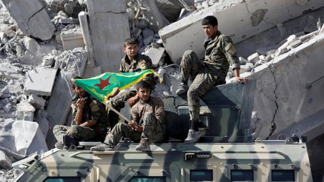 Сирийские курдские боевики в Ракке 17 октября 2017 года
