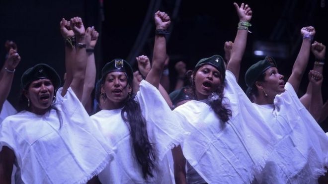 Хор военнослужащих Колумбийских революционных вооруженных сил Колумбии (FARC) поет в конце трансляции подписания соглашения о мире в лагере повстанцев Эль-Диаманте, департамент Каакета, Колумбия, 26 сентября 2016 года