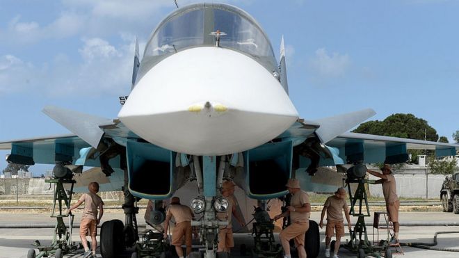 Российские военнослужащие готовят истребитель Су-34 для миссии на российской военной базе Хмеймим в провинции Латакия на северо-западе Сирии 4 мая 2016 года
