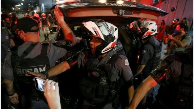 PM prende manifestante em ato contra Bolsonaro