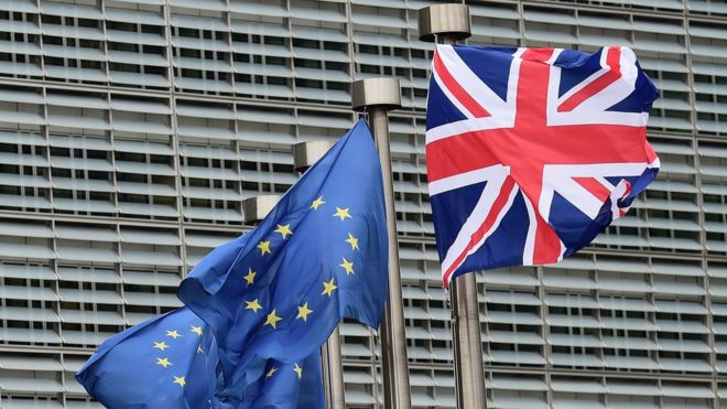 Флаг Великобритании развевается возле здания ЕС