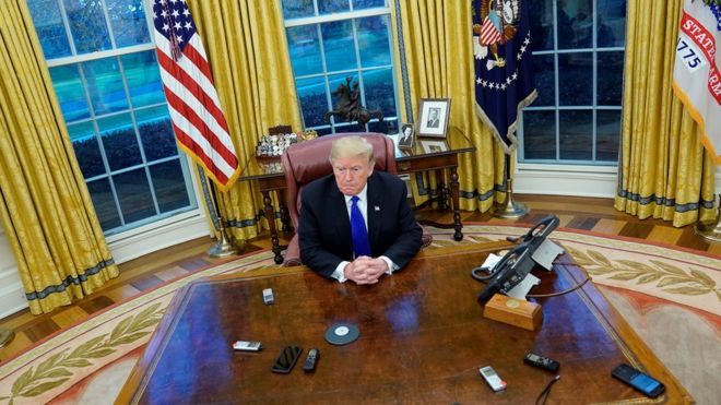 Президент США Дональд Трамп отвечает на вопросы во время эксклюзивного интервью журналистам Reuters в Овальном кабинете в Белом доме в Вашингтоне, США, 11 декабря 2018 года.