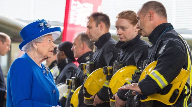 Пожарные встречаются с королевой после ответа Огня Башни Гренфелл