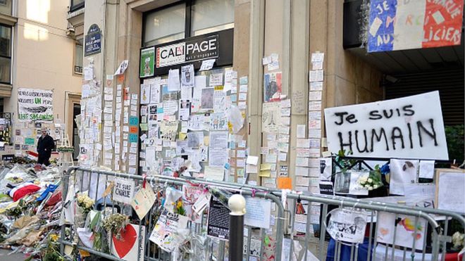 Дань около офисов Charlie Hebdo более чем через месяц после терактов в феврале 2015 года в Париже, Франция.