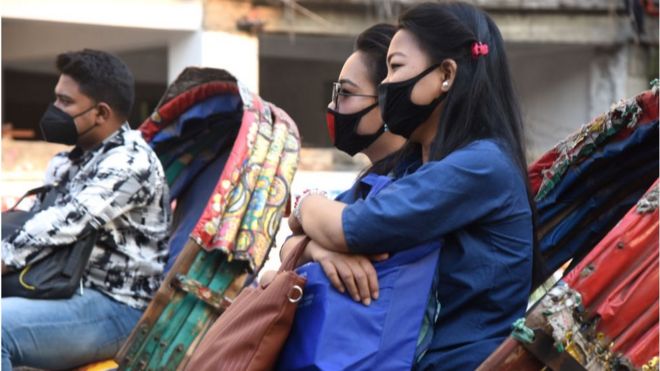 বাংলাদেশে করোনাভাইরাস আক্রান্তের খবর নিশ্চিত হবার পর রাস্তাঘাটে বহু মানুষকে দেখা যাচ্ছে মাস্ক দিয়ে মুখ ঢেকে চলাচল করতে।