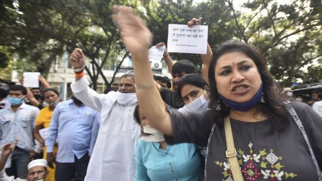 Активист Bhim Army Sena протестует против предполагаемой смерти 19-летнего подростка из Хатраса, штат Уттар-Прадеш, в больнице Сафдарджунг 29 сентября 2020 года в Нью-Дели, Индия.