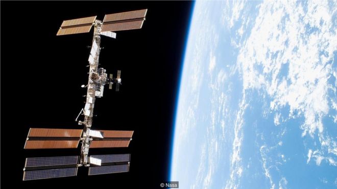 当国际空间站的太阳能电池阵列被调整成合适的角度反射太阳光时，偶尔可以看到它在夜空中划过。(Credit: Nasa)