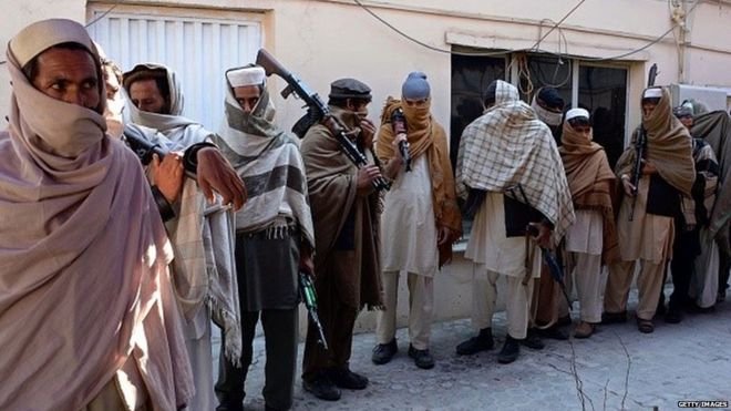 Бывшие боевики Талибана держат оружие перед тем, как передать его в рамках правительственного процесса мира и примирения на церемонии в Джалал-Абаде (8 февраля 2015 года)