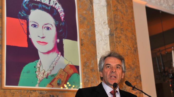 Сэр Питер Уэстмакотт, посол Великобритании в США, выступает перед портретом королевы Энди Уорхола