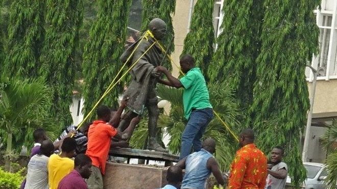 Men removing the Gandhi statue