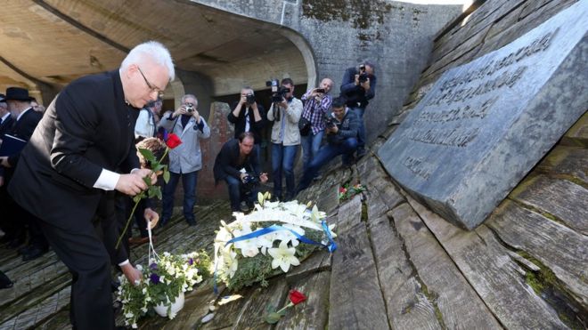 Бывший президент Хорватии Иво Йосипович возлагает венок к мемориалу в Ясеноваце, Хорватия, 15 апреля 2016 года