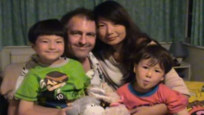 Энди Рассел со своими двумя сыновьями и его женой Молли, прежде чем она уехала в Китай