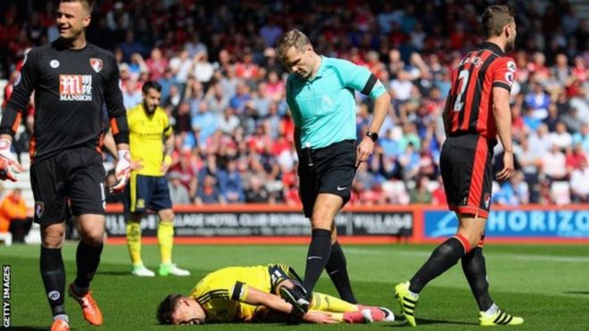 Kipa wa Bournemouth Boruc acheka mchezaji wa Middlesbrough akiwa chini