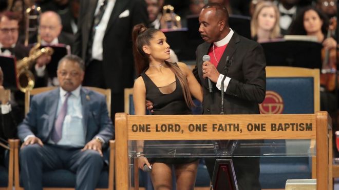 Ariana Grande y el obispo en el funeral de Aretha Franklin.