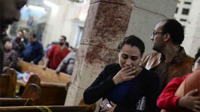 Pessoas no local do ataquem em igreja em Tanta