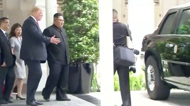 Президент США Дональд Трамп показывает северокорейскому лидеру Ким Чен Ыну свою машину после рабочего обеда на саммите в Сингапуре, 12 июня 2018 года