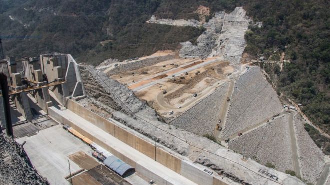 Вид строительства на плотине в Гидроитуанго