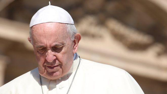 Fotografia do Papa Francisco olhando para baixo