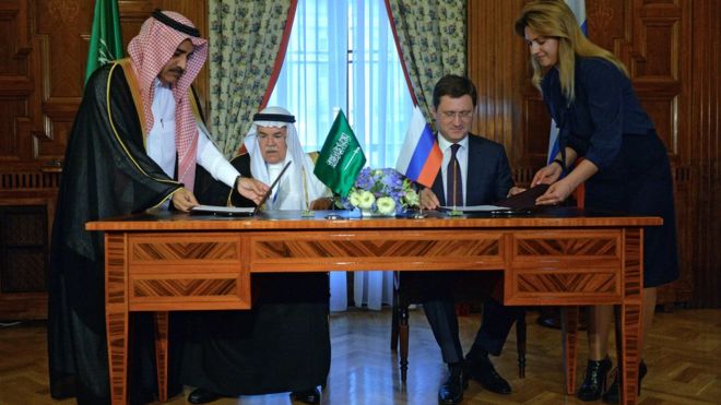 Министр энергетики РФ Александр Новак (справа) и глава министерства нефти Саудовской Аравии Али аль-Наими во время подписания документов по развитию сотрудничеству в области энергетики между министерством энергетики РФ и министерством нефти Саудовской Аравии