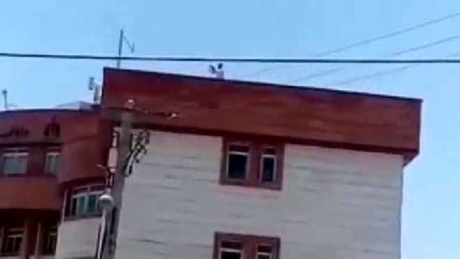 تصاویری که ادعا می‌شود مربوط به تیراندازی از بالای یک ساختمان دولتی در کازرون است