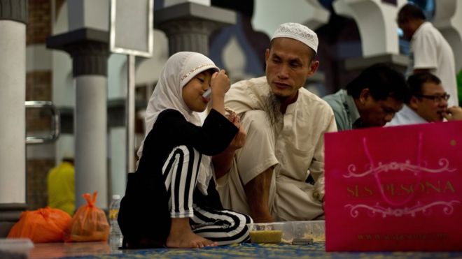 Мусульманская девушка в Малайзии нарушает свой пост во время священного месяца Рамадан.